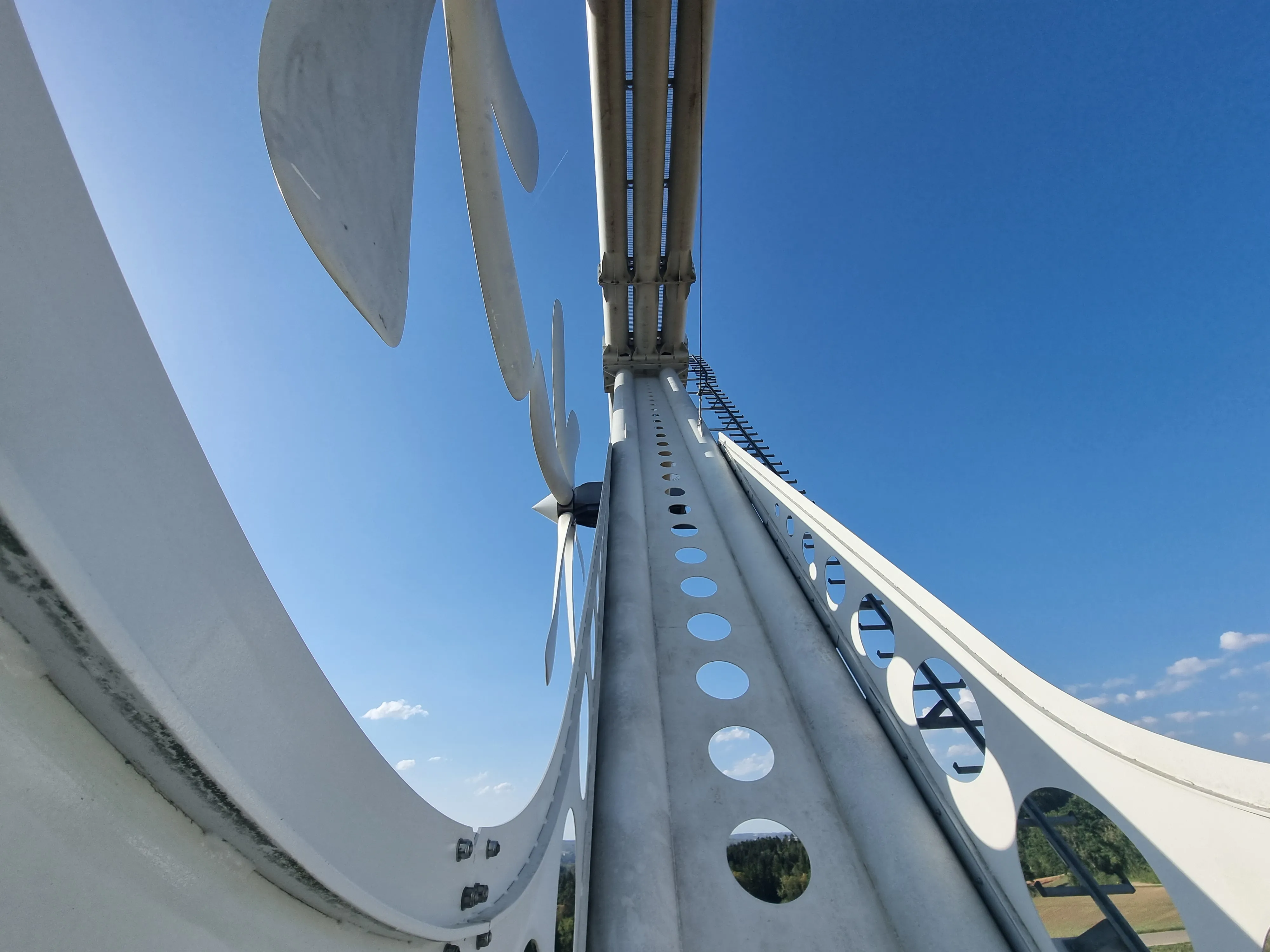 Blick von unten in den Mast der Windturbine in Oberhallau