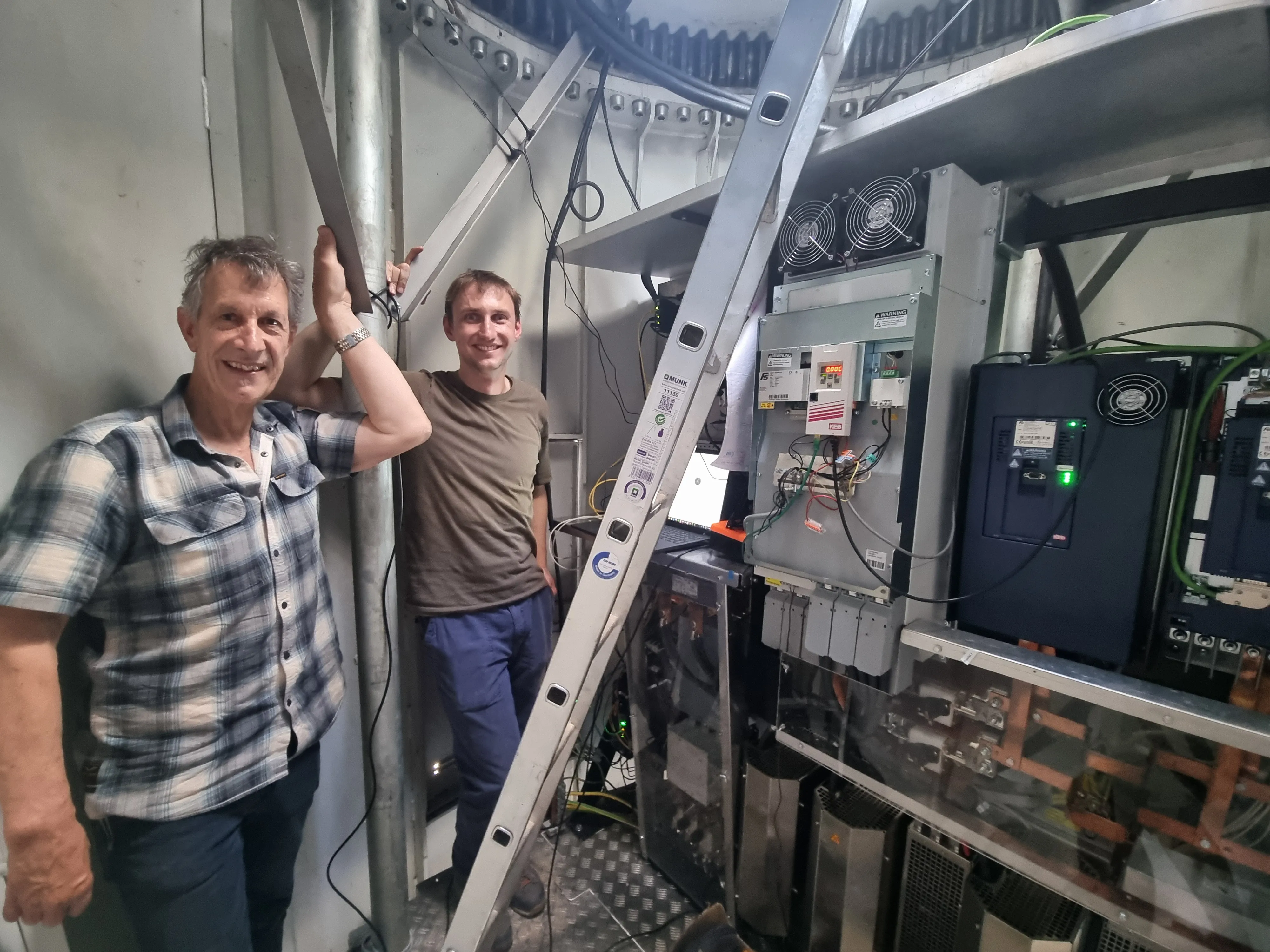 Zwei Personen im Technikraum der Windturbine in Oberhallau
