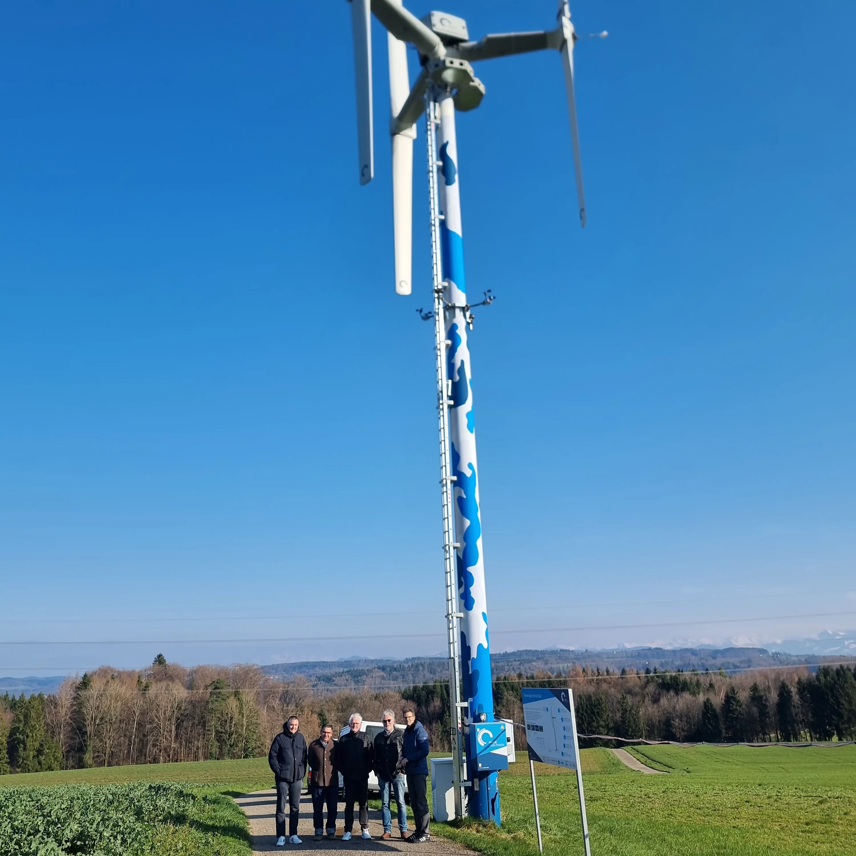 Testanlage Vertical Sky mit vertikalem Rotor, davor die Vorstandsmitglieder