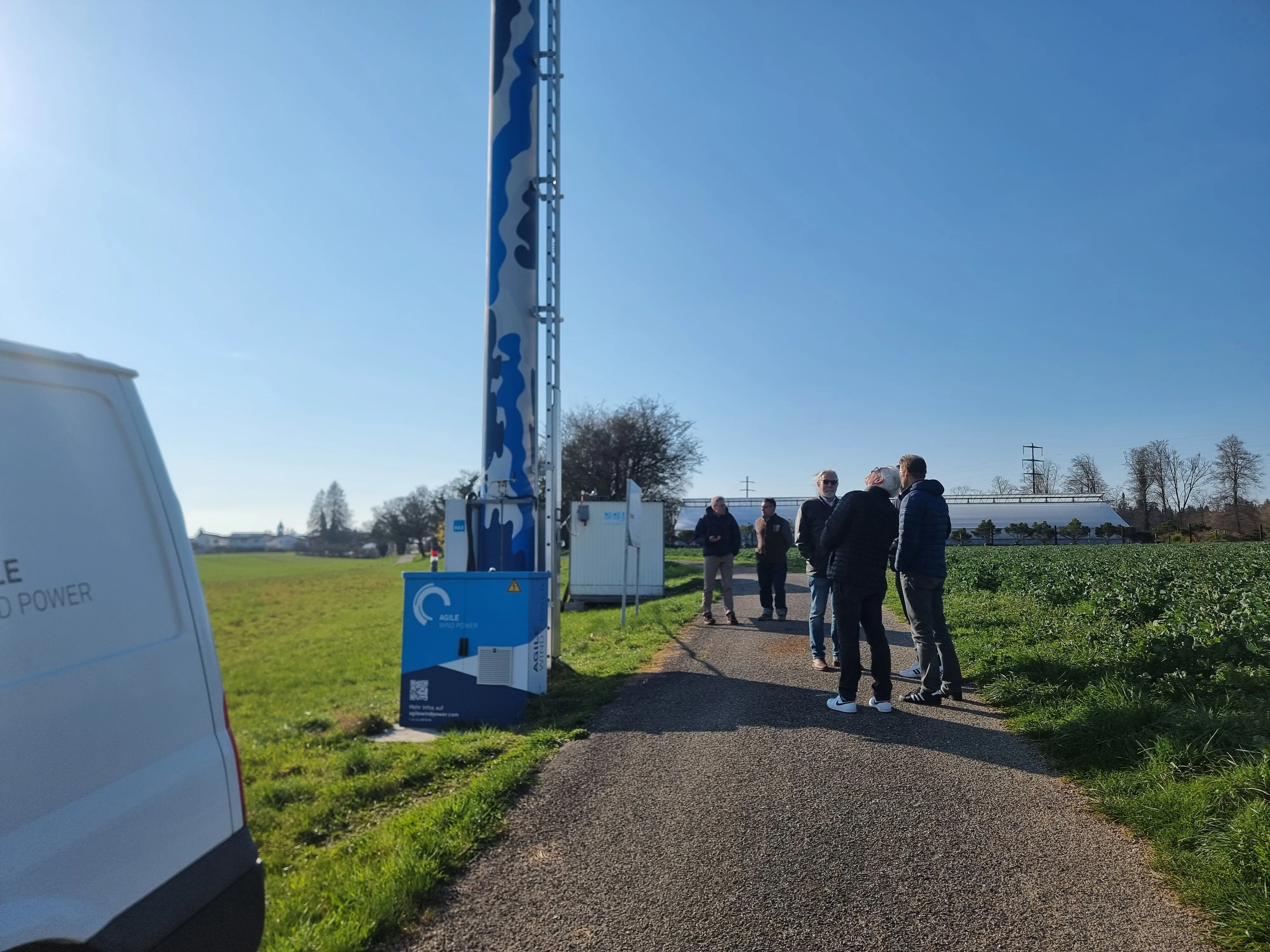 Vorstandsmitglieder auf dem Weg zur Testanlage Vertical Sky