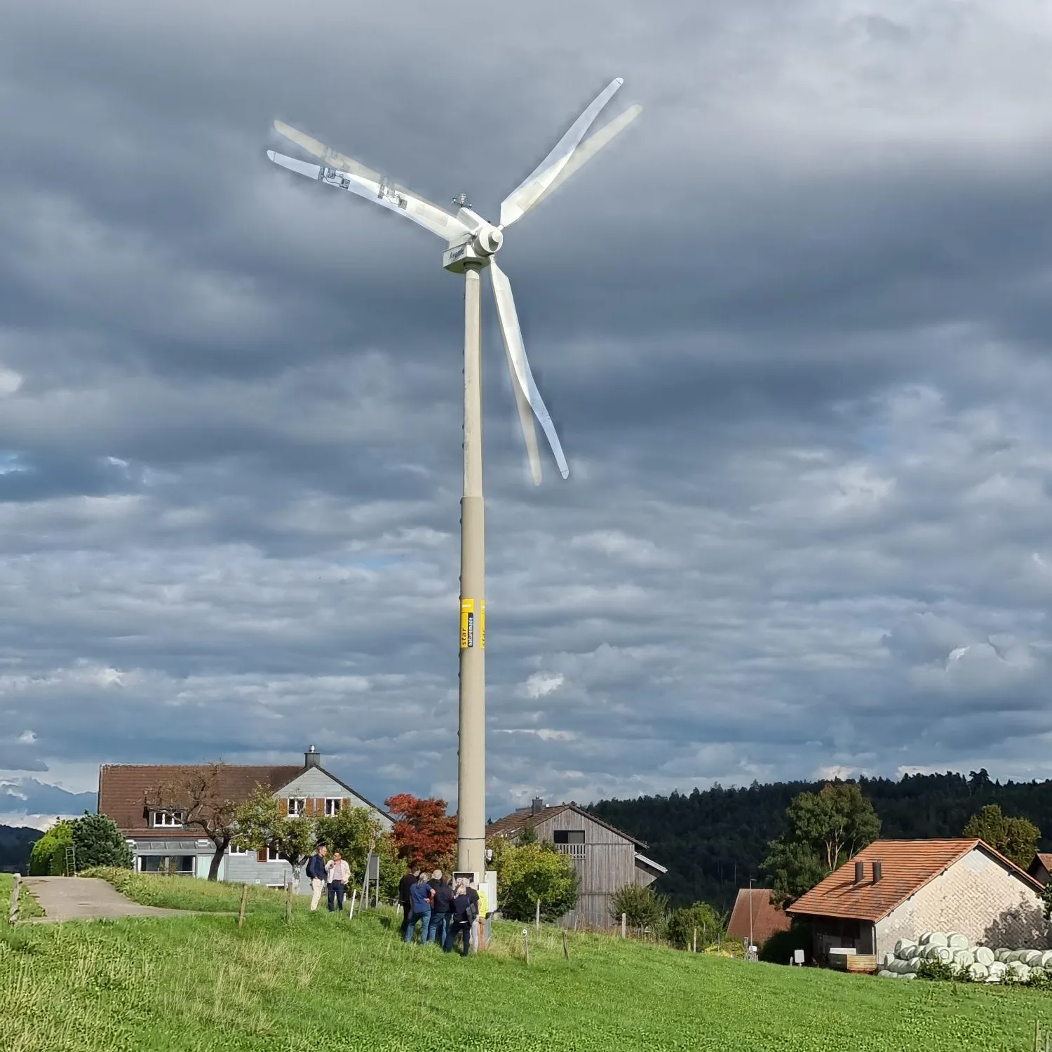 Windturbine auf dem Taggenberg neben einem Bauernhof