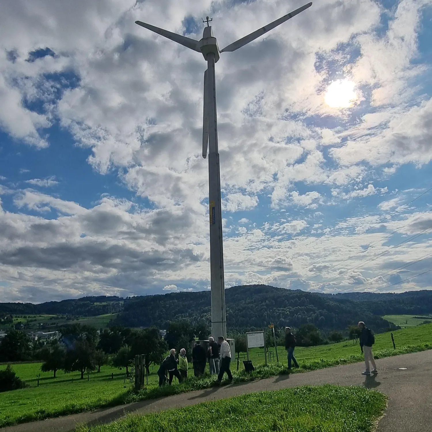Besuchergruppe am Fuss der Windturbine auf dem Taggenberg