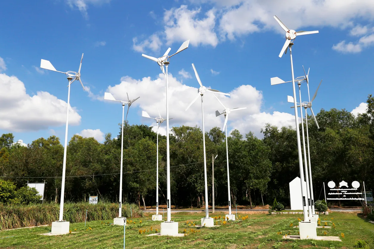 Windkraftanlage in offener Landschaft